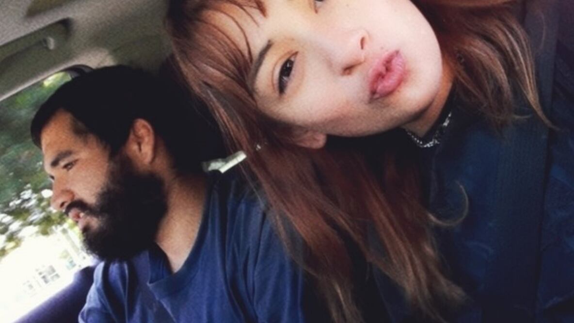 Steven Velásquez y su pareja Alexis Granados ofrecen el servicio de hacer la fila a aquellos compradores que no quieren hacerlo en el Black Friday. Foto: Cortesía