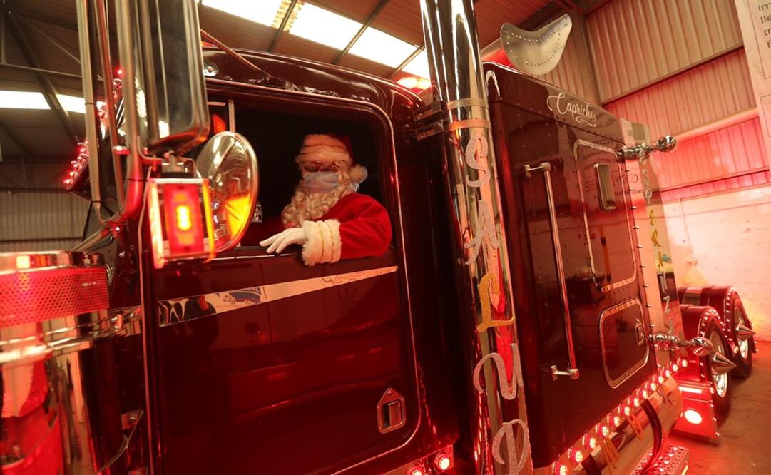 El trineo de Santa ahora es un tractocamión modelo 79, 80% modificado. Fotos: Jorge Alvarado/EL UNIVERSAL