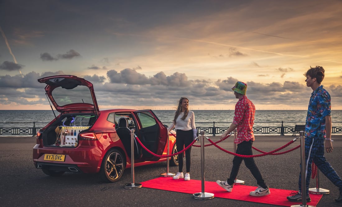 SEAT crea el bar nocturno más pequeño del mundo adentro del nuevo Ibiza 2022