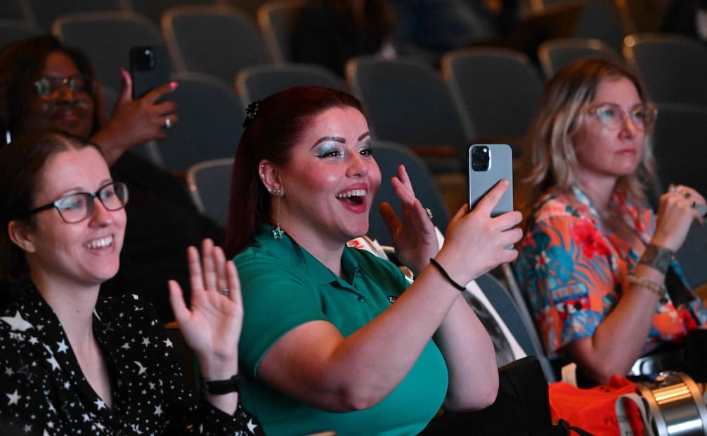 Personas en EE.UU. celebran y siguen con expectativa el amerizaje de Artemis II; misión marca regreso tripulado lunar. Foto: AFP.