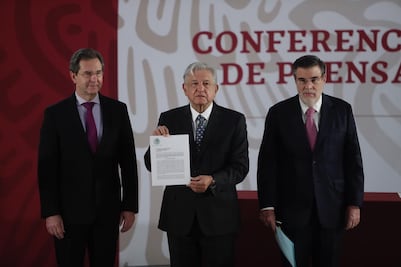 AMLO firma iniciativa para cancelar la reforma educativa