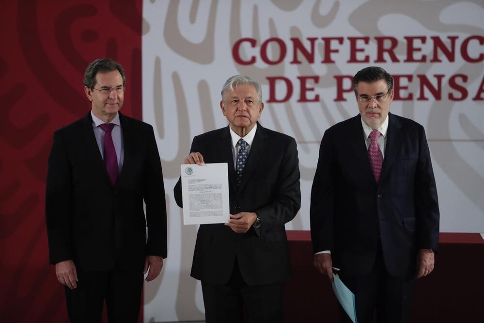El presidente Andrés Manuel López Obrador, Esteban Moctezuma, titular de la SEP y Julio Scherer. Foto: Iván Stephens