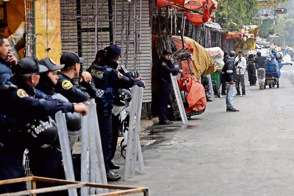 De acuerdo con la Secretaría de Gobierno el objetivo es garantizar el libre paso de los vehículos, por lo que los comerciantes deberán ejercer su actividad sobre las banquetas en espacios limitados. (FOTO: FERNANDO RAMÍREZ. EL UNIVERSAL)