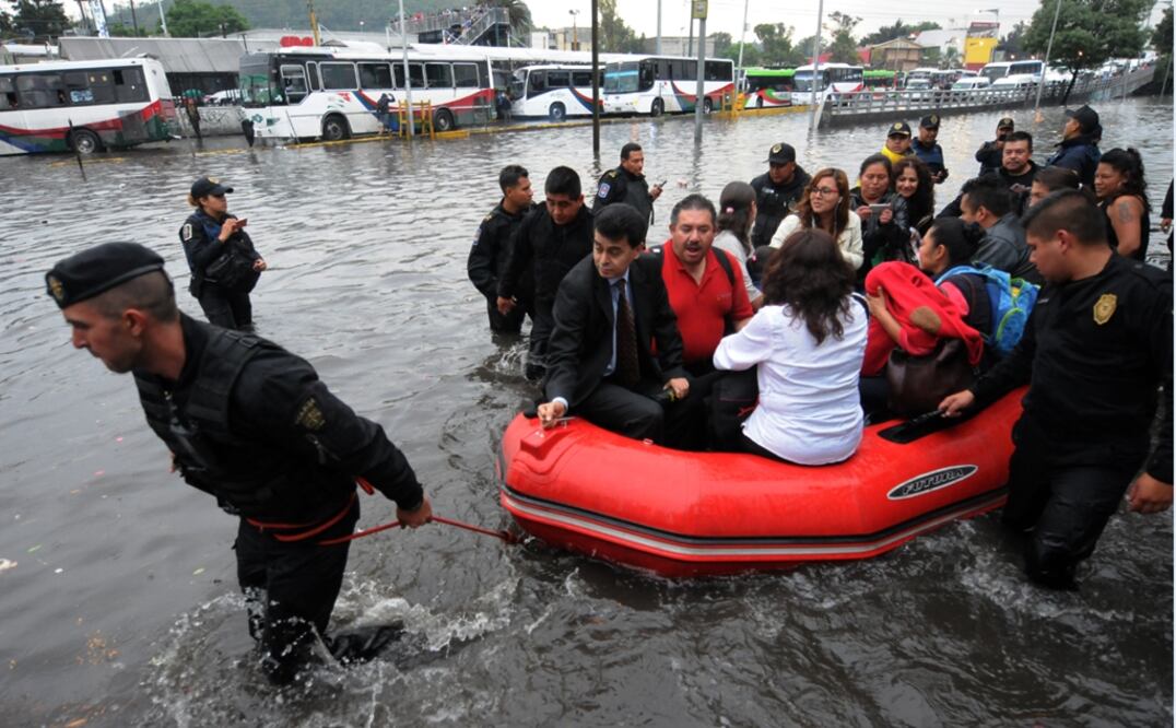 Personal de la Secretaría de Seguridad Pública (SSP) de la Ciudad de México labora en diversas zonas para ayudar a reducir el nivel del agua, por las tormentas que continúan en la mayor parte de la capital del país. Foto: Eduardo Sánchez/El Gráfico