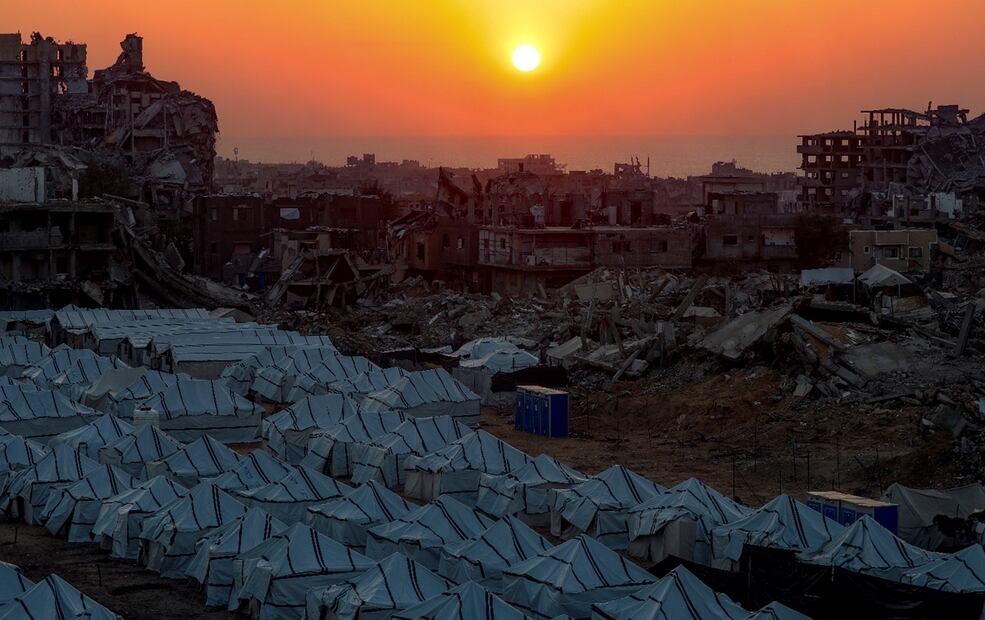 El sol se pone tras las ruinas de edificios destruidos y filas de tiendas de campaña de familias desplazadas en el norte de la ciudad de Gaza, Franja de Gaza, el 18 de noviembre de 2025. Foto: EFE/Archivo