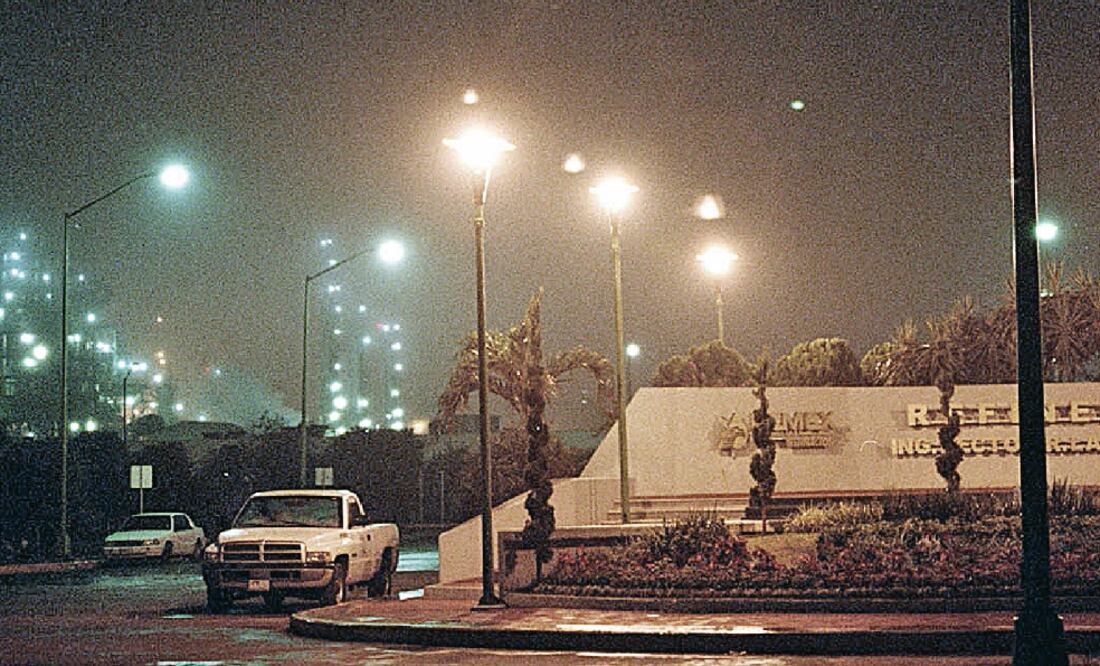 La importación de petróleo crudo servirá para aumentar la oferta en las refinerías del país, como la de Cadereyta, Nuevo León (ARCHIVO EL UNIVERSAL)