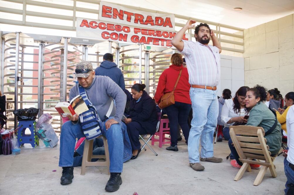 Desde la mañana, sindicalizados cerraron los accesos de oficinas de gobierno llamadas Ciudad Administrativa y Ciudad Judicial. (FOTO: EDWIN HERNÁNDEZ. EL UNIVERSAL)
