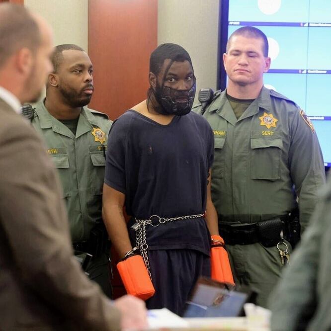 Deobra Redden, el hombre que atacó brutalmente a una juez, compareció de nueva cuenta, pero con manos y cara cubiertos. FOTO: CAPTURA