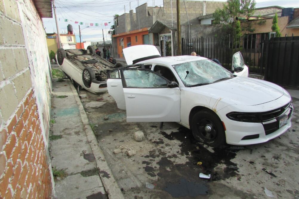 La turba enardecida apedreó dos vehículos, uno de la procuraduría mexiquense y otro de la CESC; una de las unidades fue volcada (GERARDO MENDOZA. EL UNIVERSAL)