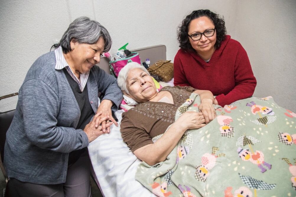 Georgina que está postrada en cama, es cuidada por sus sobrinas y recibe atención a domicilio del programa Médico en Tu Casa. (Fotos: YADÍN XOLALPA)