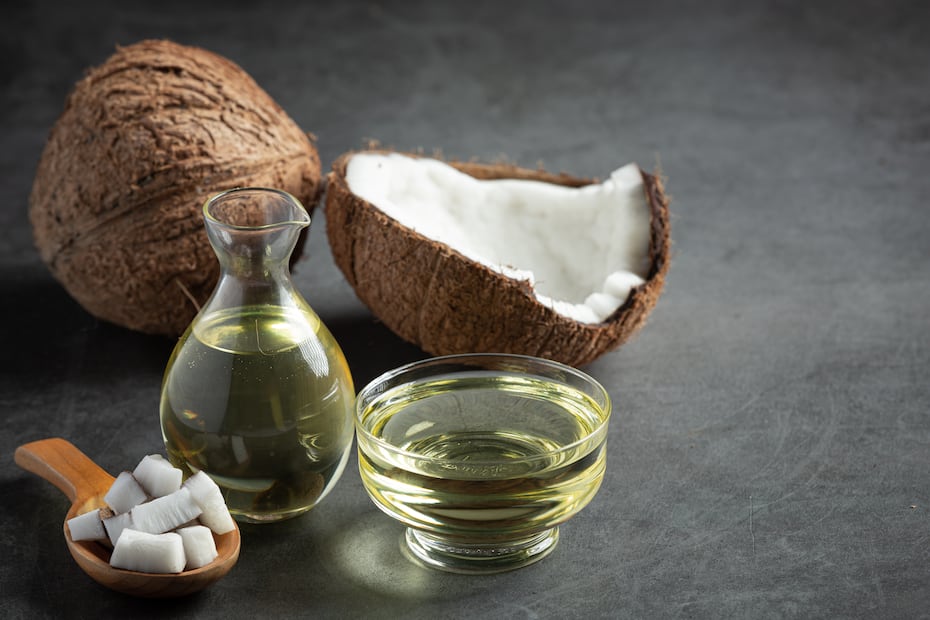 El aceite de coco es uno de los aliados populares para fortalecer las canas. Foto: Freepik