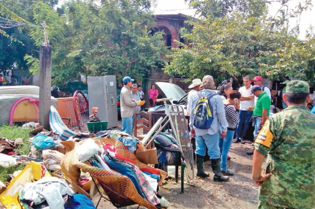 En Jojutla, por el nivel de inundación se activó el Plan DN-III para apoyar a la gente a sacar sus cosas. Muchos afectados no quisieron salir. (FOTOS: TONY RIVERA. EL UNIVERSAL)
