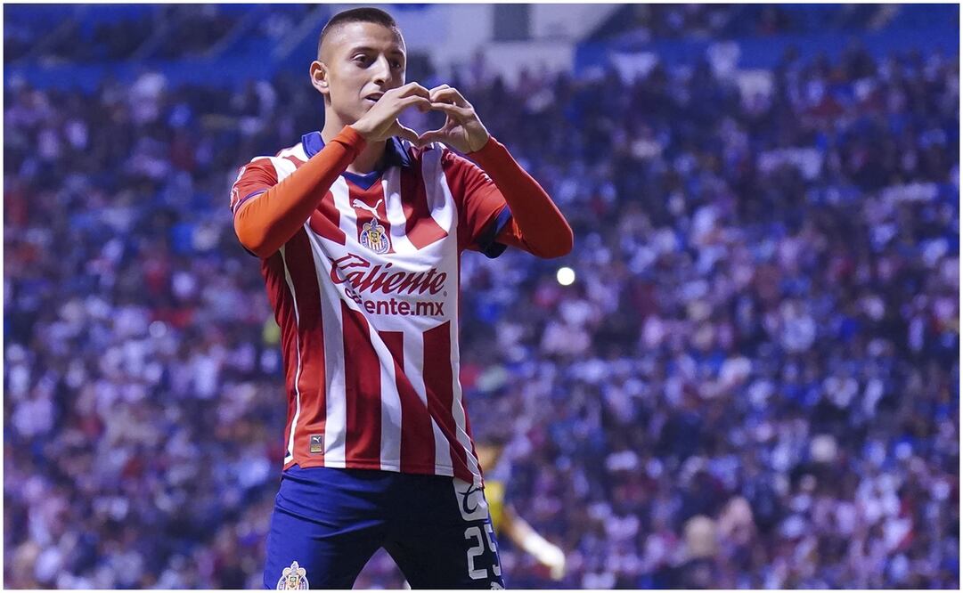 Roberto Alvarado festejando con Chivas / FOTO: Imago7