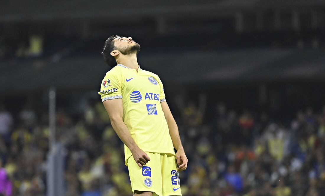 Henry Martín lamentando una acción con el América - FOTO: Imago7