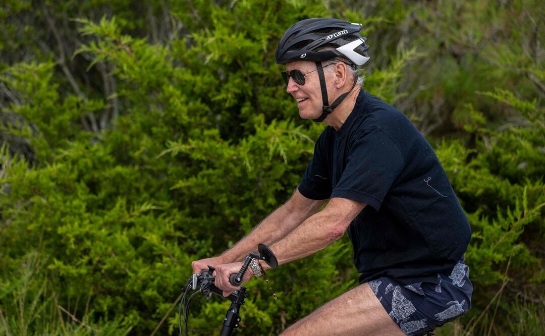 El presidente de los Estados Unidos, Joe Biden, monta su bicicleta en Gordons Pond en Rehoboth Beach, Delaware. Foto: AFP