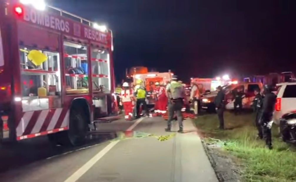 Dos personas fallecidas y 35 lesionadas fue el saldo que dejó un choque entre un autobús de pasajeros y un tráiler. Foto: especial