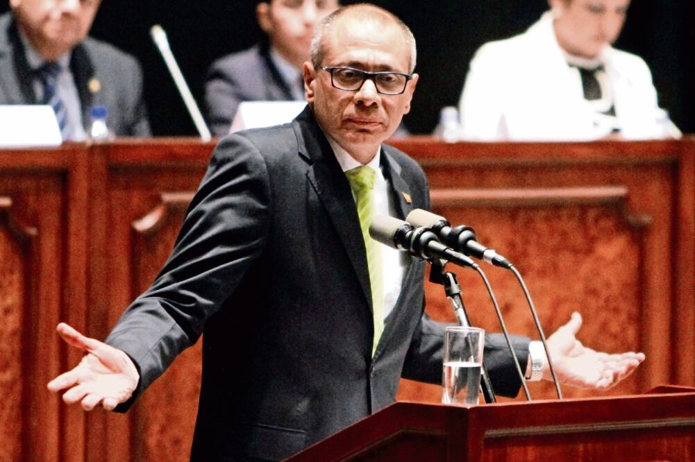 Bajo la lupa. La oposición quiere llevar a juicio al vicepresidente Jorge Glas, al que acusa de recibir sobornos. FOTO: ESPECIAL