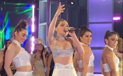 A Belinda le falló el micrófono cuando cantaba tema de Selena 