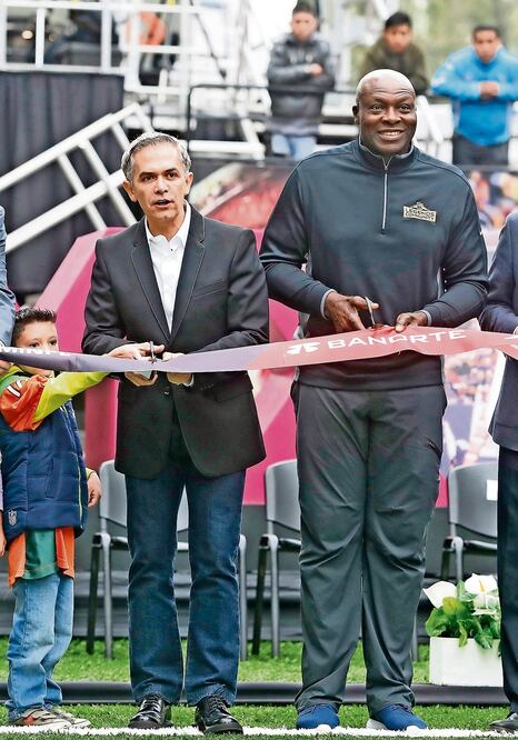 Miguel Ángel Mancera y Bruce Smith cortaron el listón inaugural. (FOTO. LUIS CORTÉS. EL UNIVERSAL)