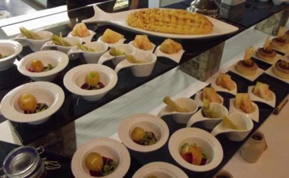 Chefs banqueteros compiten por el pase a Francia