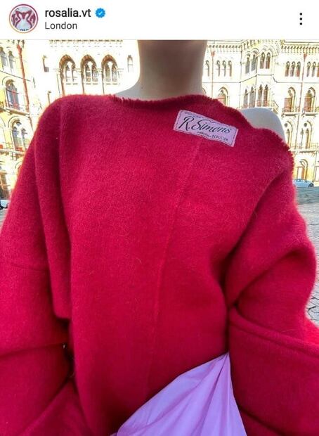 Rosalía tiene el mejor look de invierno con maxi suéter y plataformas 