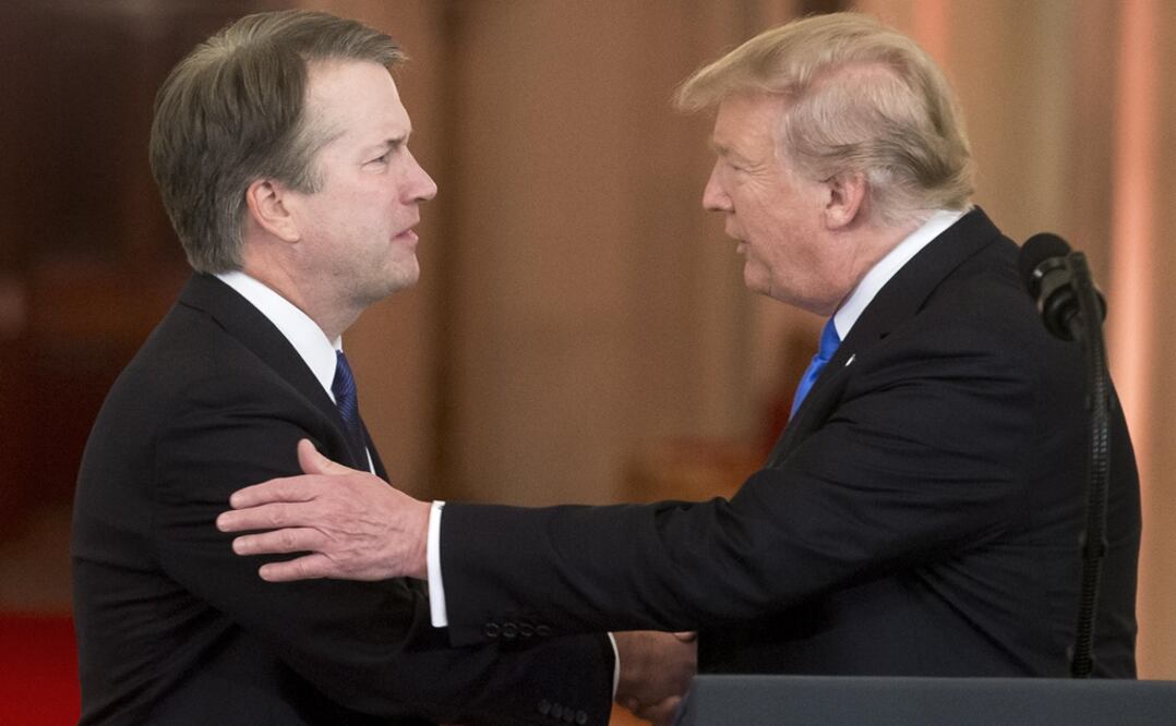 Brett Kavanaugh frente a Donald Trump. (Foto: EFE)