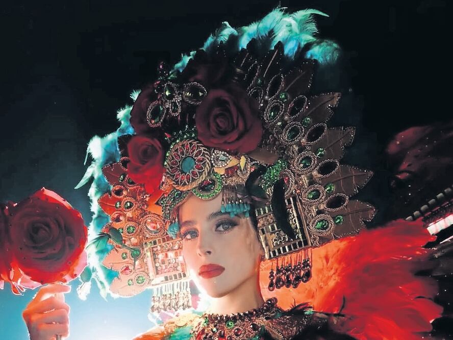 Deslumbró con un penacho de plumas rojas y turquesas, y un tocado dorado. Foto: Instagram