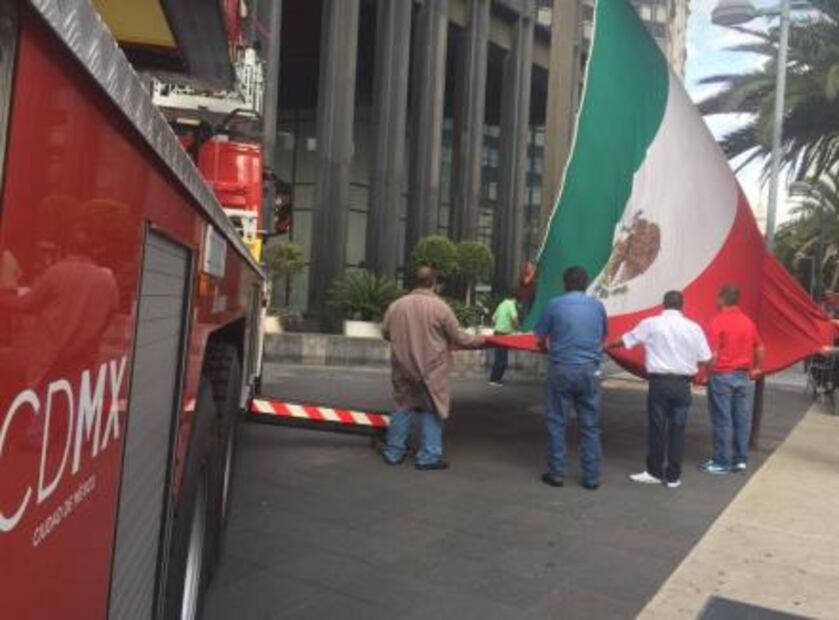 Retiran Bandera Nacional de edificio del INBA