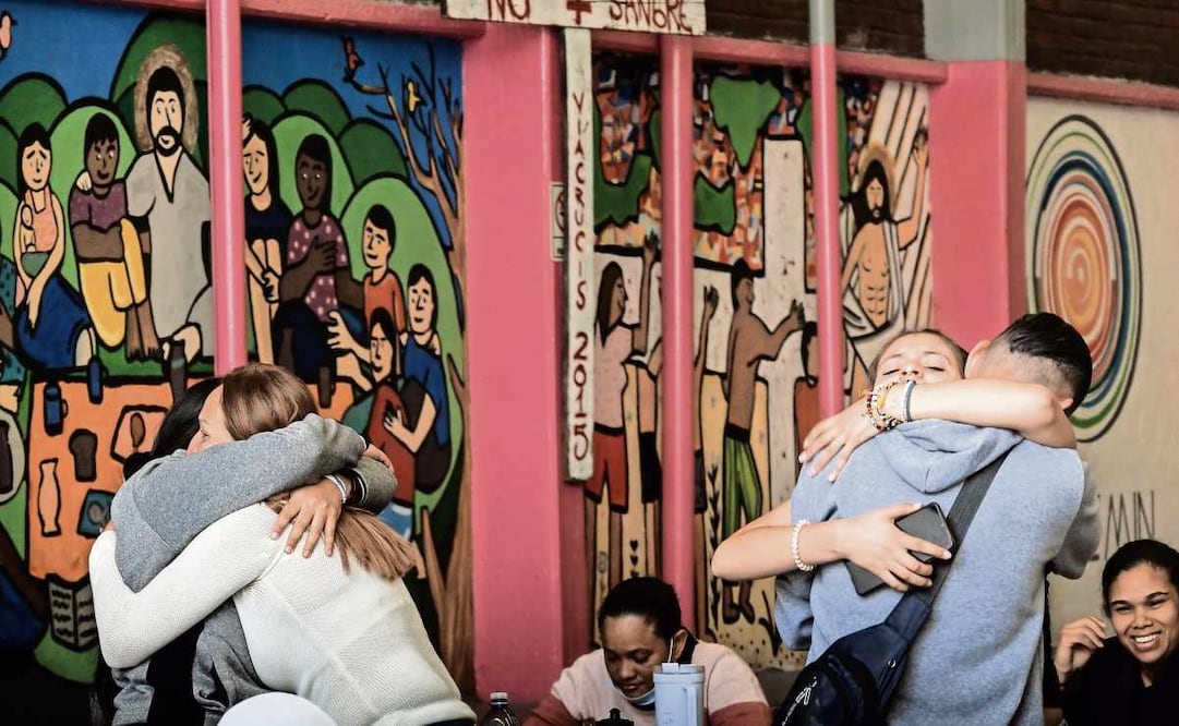 El gobierno capitalino y representantes de albergues para migrantes trabajan en un proyecto para instalar por lo menos tres refugios. En la imagen, venezolanos celebran que les fue aprobada su cita en el CBP One 18 de enero. Foto: Yaretzy M. Osnaya / EL UNIVERSAL