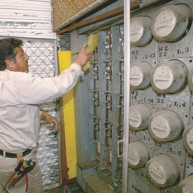 Cuatro empresas resultaron con contratos para proveer watthorímetros a la Comisión Federal de Electricidad, destacó la Cofece sobre la licitación. ARCHIVO EL UNIVERSAL