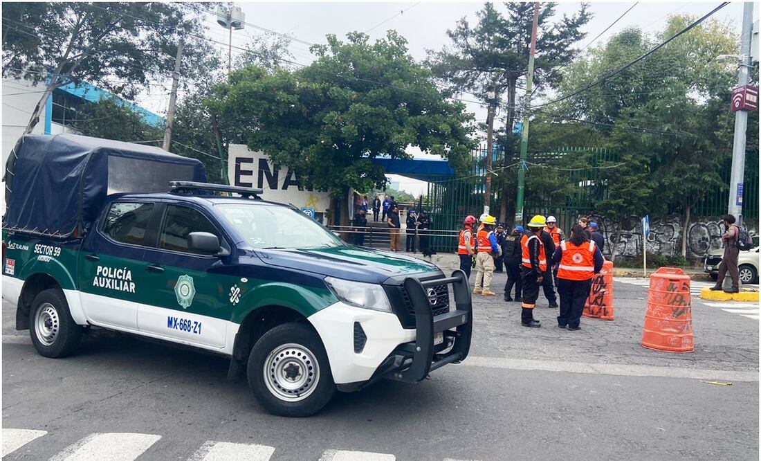 Alumnos de la ENAH desaloja escuela por presunta amenaza de bomba. Foto: Juan Carlos Williams