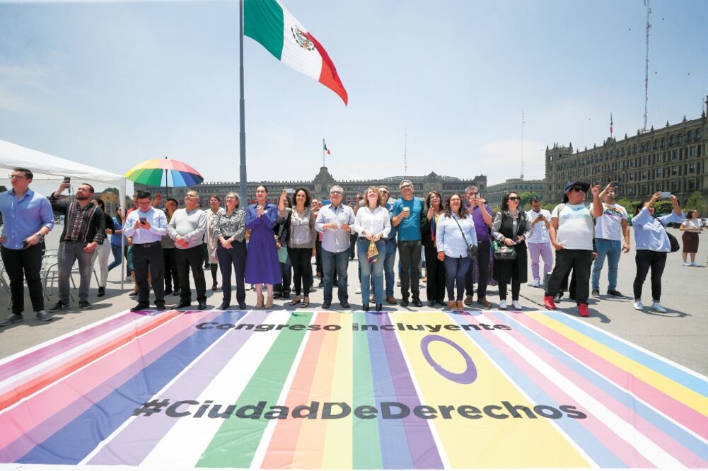 En las instalaciones del Congreso local, los legisladores desplegaron una bandera con los colores de la comunidad LGBTTTI para reconocer que en la Ciudad se garantizan sus derechos. Foto/DIEGO SIMÓN. EL UNIVERSAL