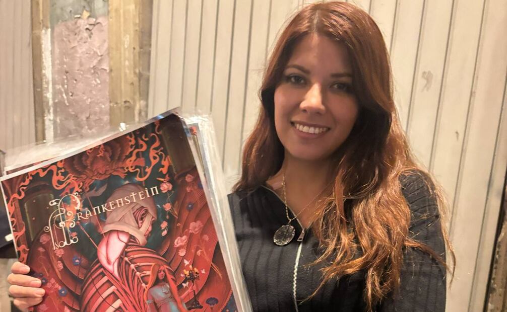 Guillermo del Toro estreno de Frankenstein, se dio un encuentro  que tuvo lugar en el Colegio de San Ildefonso, a quienes no pudieron ingresar, Netflix les obsequió pósters conmemorativos del filme. Foto: Marlem Suárez / EL UNIVERSAL