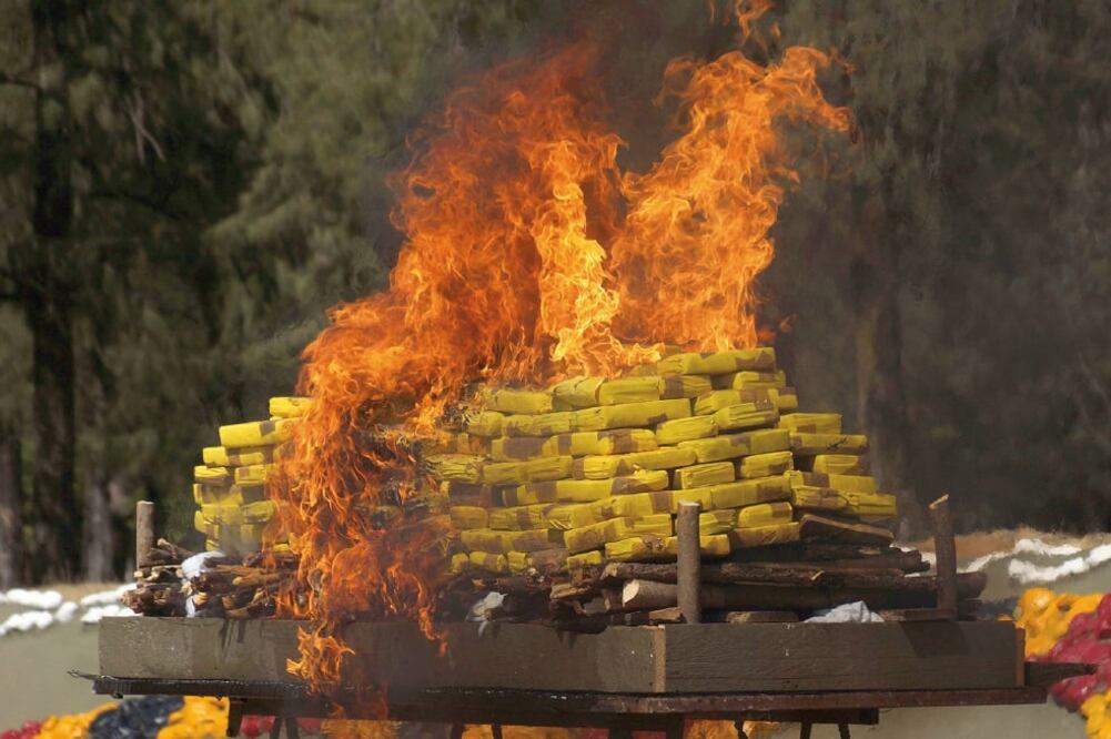 Los estupefacientes confiscados en diferentes operativos son incinerados; la procuraduría capitalina dio a conocer que se atendieron 187 expedientes derivados de 74 averiguaciones previas ordenadas por el agente del Ministerio Público. (ARCHIVO EL UNIVER)