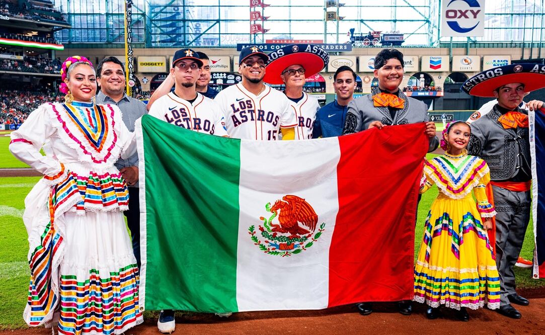 Ramón Urías e Isaac Paredes posan con la bandera mexicana en Daikin Park | FOTO: @astros