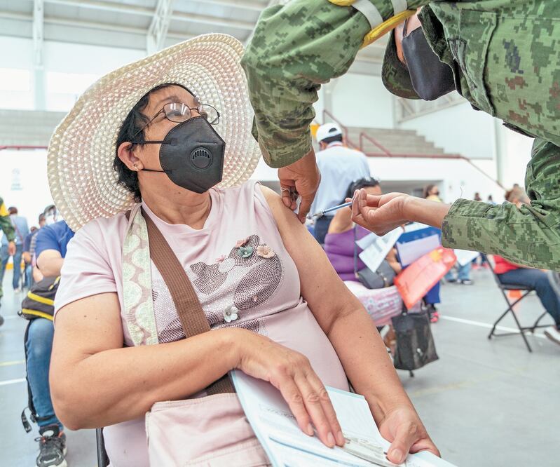 En Ecatepec se aplicó el biológico de Sinovac. Foto: LUIS LICONA. XINHUA