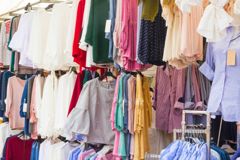 Dona o reutiliza la ropa que ya no ocupes, realiza compras inteligentes de ropa de segunda mano, revisa la ropa antes de comprarla y lávala antes de utilizarla. Foto: Unsplash