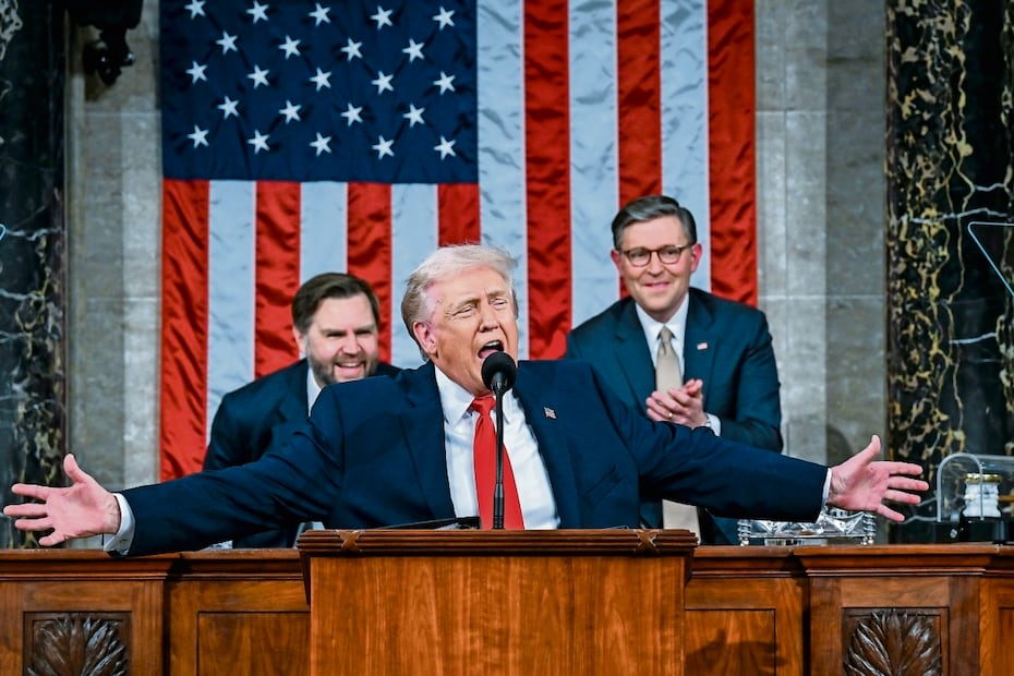 El presidente Donald Trump; detrás, el vicepresidente J.D. Vance y el líder de la Cámara de Representantes, Mike Johnson, ayer en su discurso sobre el estado de la Unión. Foto:Kenny Holston / EFE