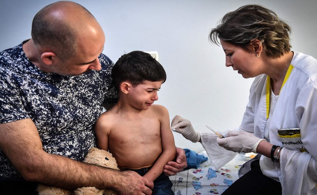 Hasta el momento, ningún país ha vacunado a menores de edad contra el COVID-19 - Foto: Daniel Mihailescu/AFP