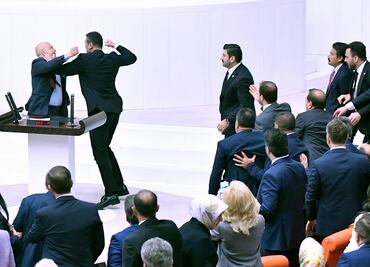 ¡Hay tiro! Legisladores turcos se pelean durante acalorado debate sobre diputado actualmente preso