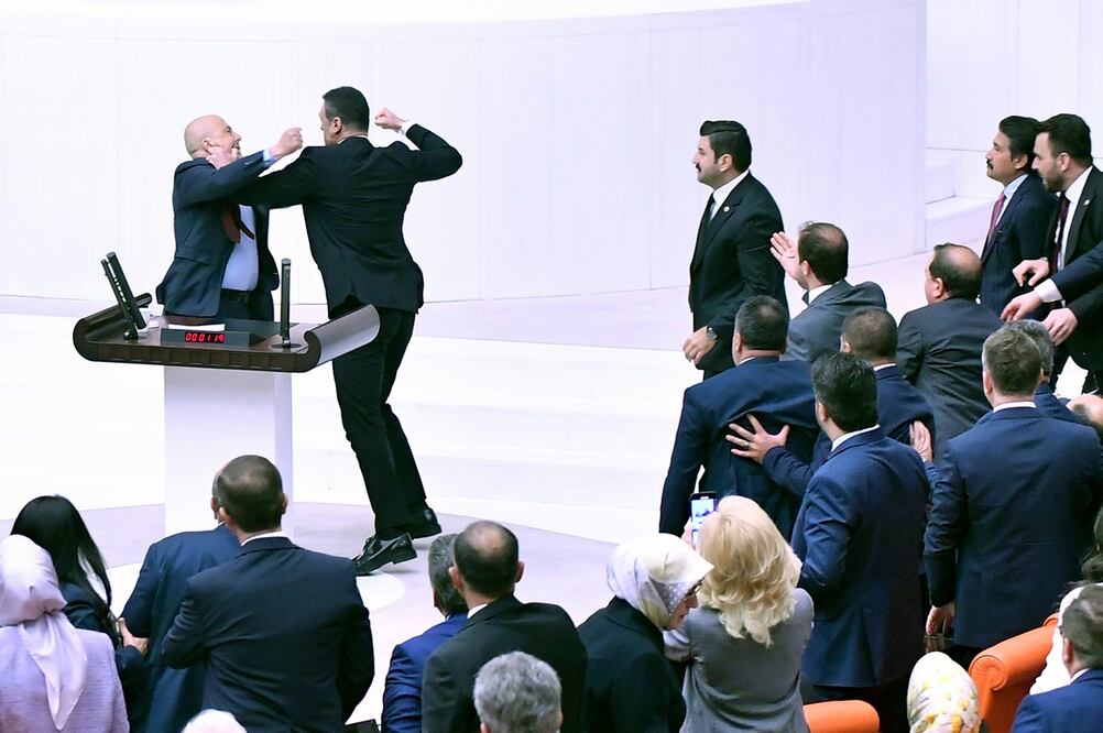 El legislador del Partido AK de Turquía, Alpay Ozalan, segundo por la izquierda, se pelea con el legislador del Partido de los Trabajadores de Turquía (TIP), Ahmet Sik, durante la sesión extraordinaria de la Gran Asamblea Nacional turca para debatir el caso del legislador opositor encarcelado Can Atalay, en Ankara. Foto: AP