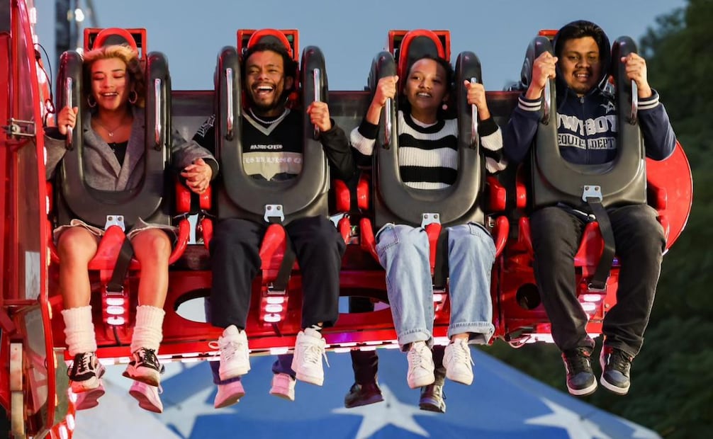 Familias disfrutan de alimentos y juegos mecánicos esta Navidad, en la romería instalada a un costado de la Alameda Central de la CDMX. Foto Hugo Salvador/EL UNIVERSAL