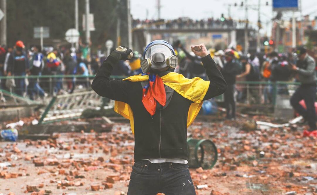 A un mes de inicio de las protestas antigubernamentales en Colombia, la jornada diaria dejó cuatro muerto en Cali, lugar al que se traslado el presidente Iván Duque, quien ordenó el "máximo despliegue militar" en la ciudad. Foto: Iván Valencia/ AP.