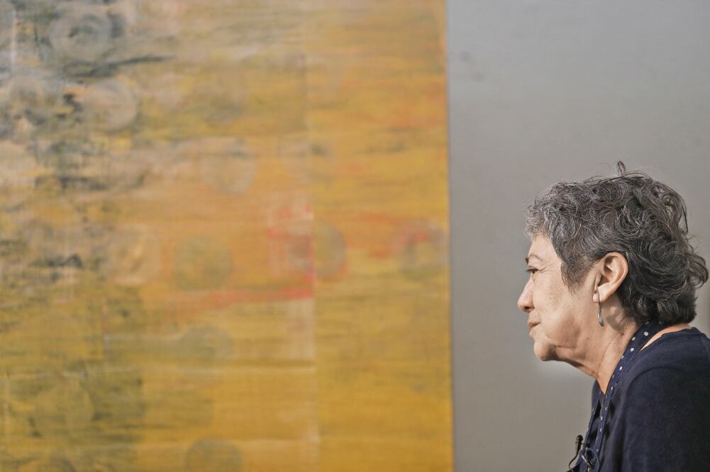 La prolífica artista Irma Palacios, junto a uno de los muchos lienzos que alberga en su taller (JUAN CARLOS REYES. EL UNIVERSAL)