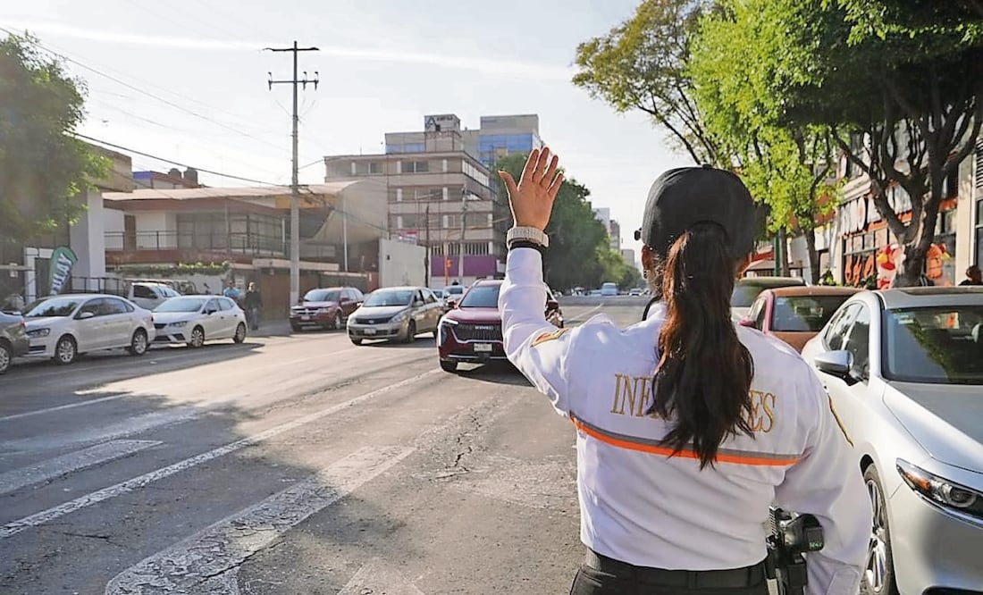 En Naucalpan la activación de las multas empezará cuando los policías cuenten con terminales electrónicas y cámara corporal, indicó el edil. Foto: Especial