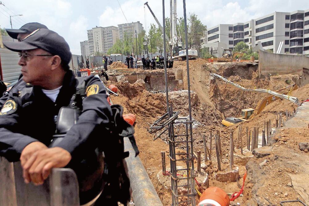 La lluvia de los días recientes reblandeció la tierra, provocando el accidente en la construcción del libramiento que unirá al Estado de México con el Distrito Federal, en el límite con Cuajimalpa (FERNANDO RAMÍREZ. EL UNIVERSAL)