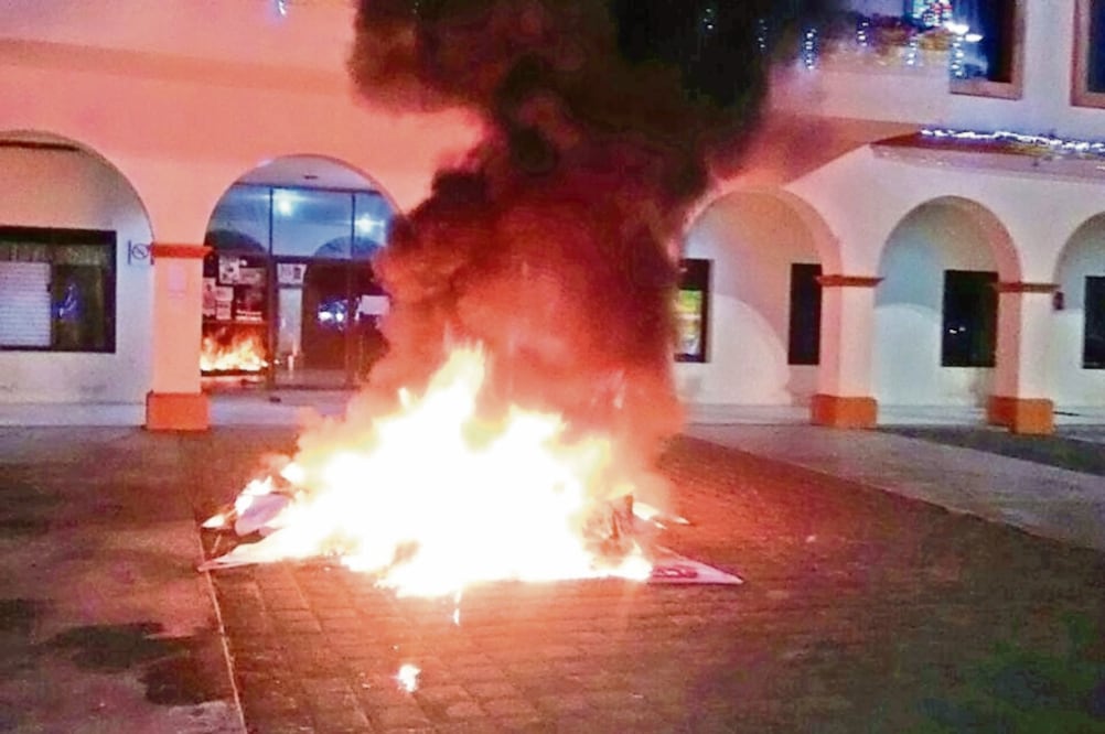 Inconformidad. Los grupos de jóvenes descolgaron de postes y edificios la propaganda del legislador y la llevaron a la explanada de la alcaldía para quemarla. (FREDY MARTÍN. EL UNIVERSAL)