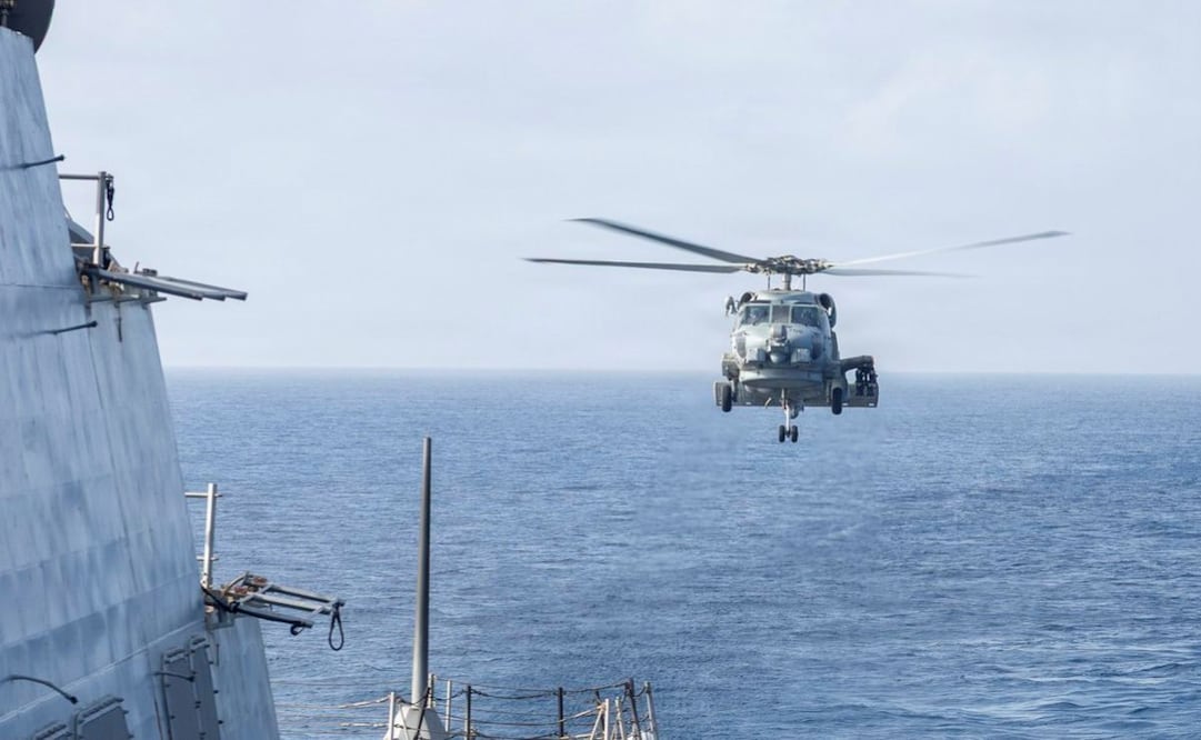 Un helicóptero MH-60R Sea Hawk se acerca al USS Delbert D. Black después de patrullar el mar Arábigo en apoyo al bloqueo de EU contra Irán. (27/05/26) Foto: EFE