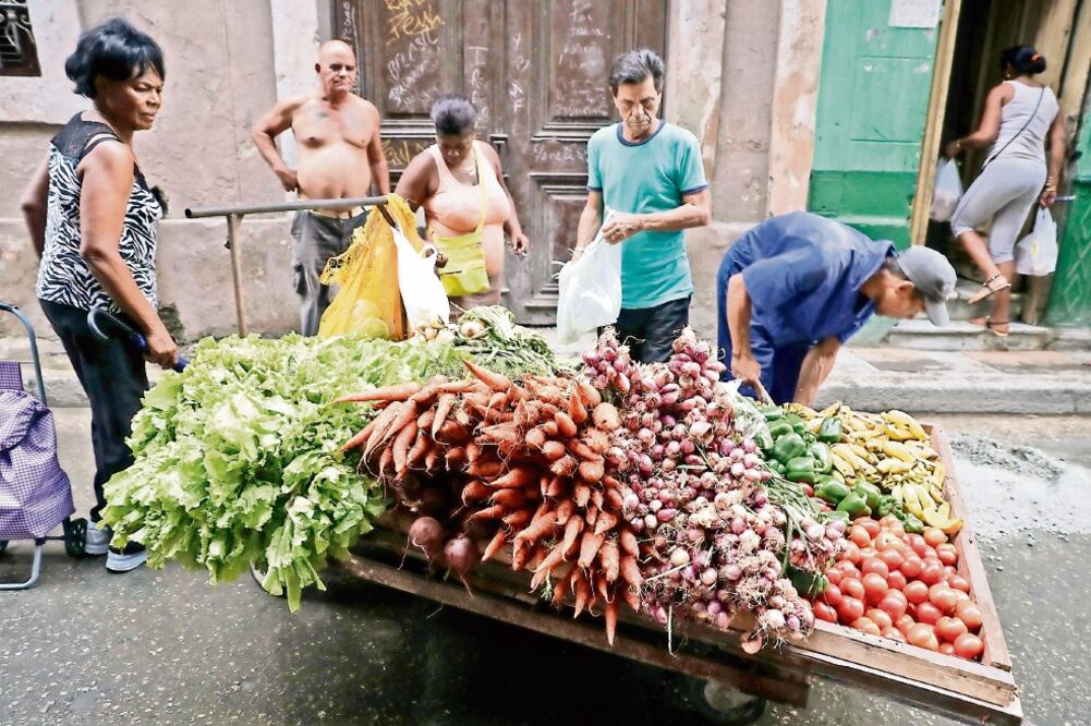 Venta de verduras en una calle de La Habana. Mientras algunos cubanos dicen que se “vive bien”, otros afirman que apenas les alcanza para sobrevivir. (FOTO: JORGE SERRATOS. EL UNIVERSAL)