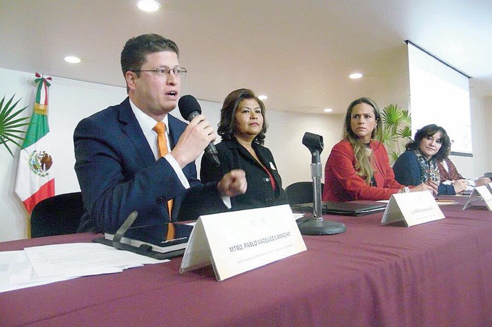 Pablo Vázquez, director de Prevención del Delito, y María Félix Escalante, Directora Editorial de EL GRÁFICO (segunda izq. a der.) durante el acto (ESPECIAL)